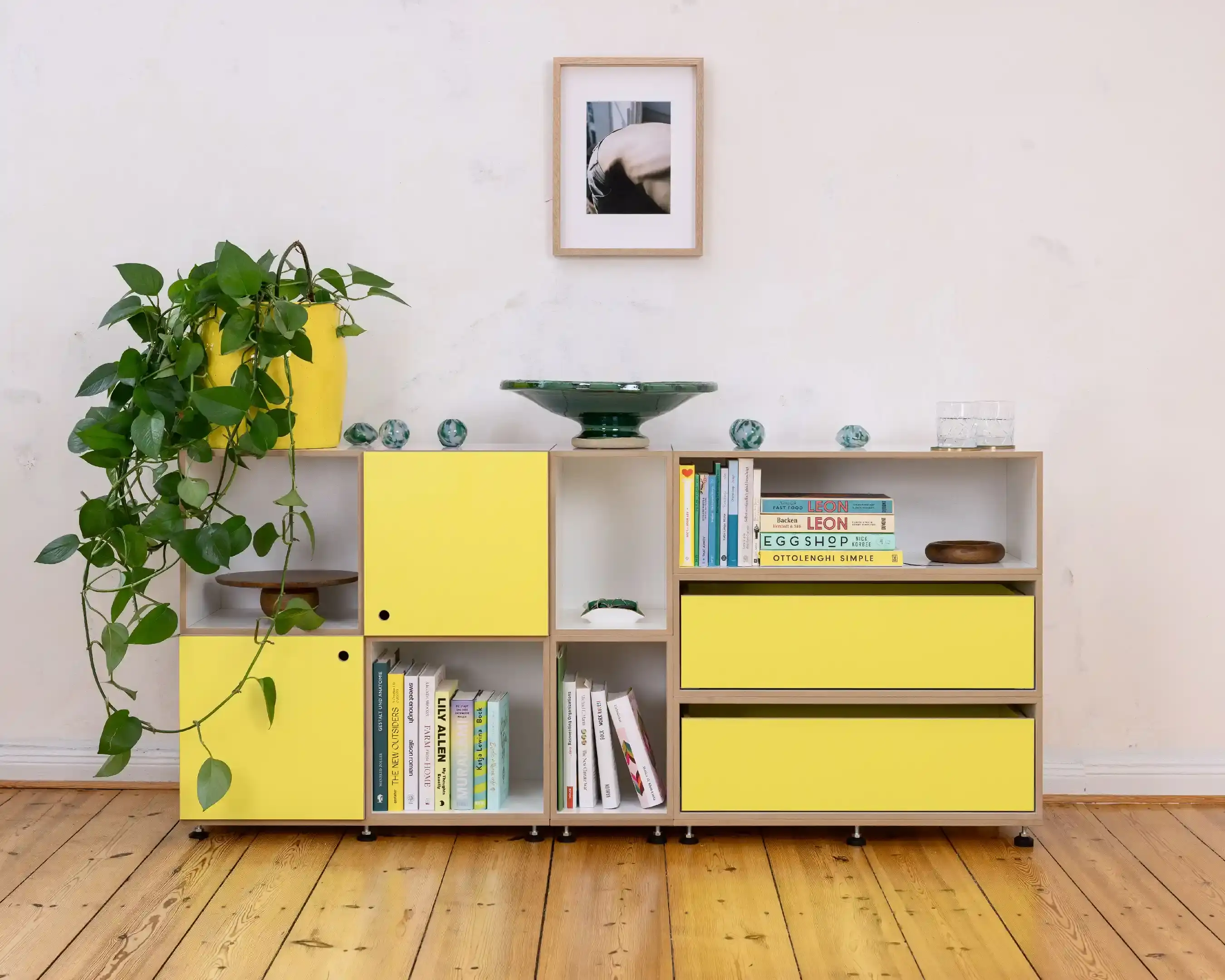 Sideboard mit gelben Türen