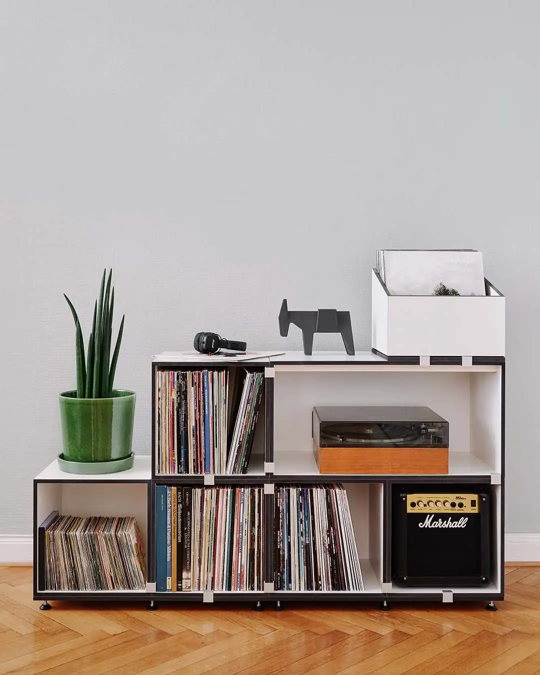 Schwarz-weißes Sideboard Schallplattenregale, Sideboards, LP-Box, Sockel, HiFi-Modul, Aluminiumklammer, schwarze Kanten, 4x5, 5