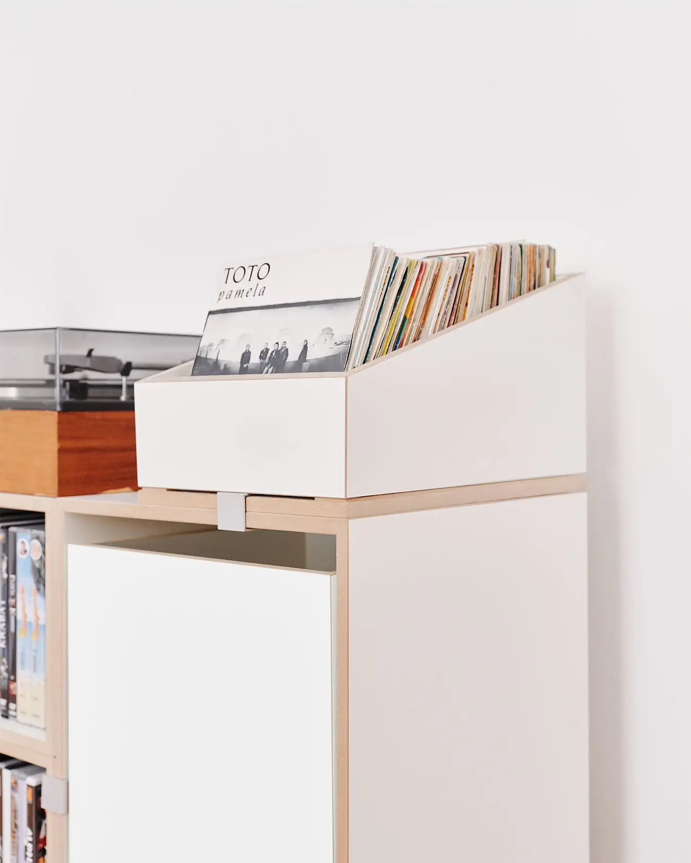 Schallplattenregale, Sideboards, LP-sideboard mit Single-Box, Sockel, Aluminiumklammer, Einschub, Retusche, 4x5, 5