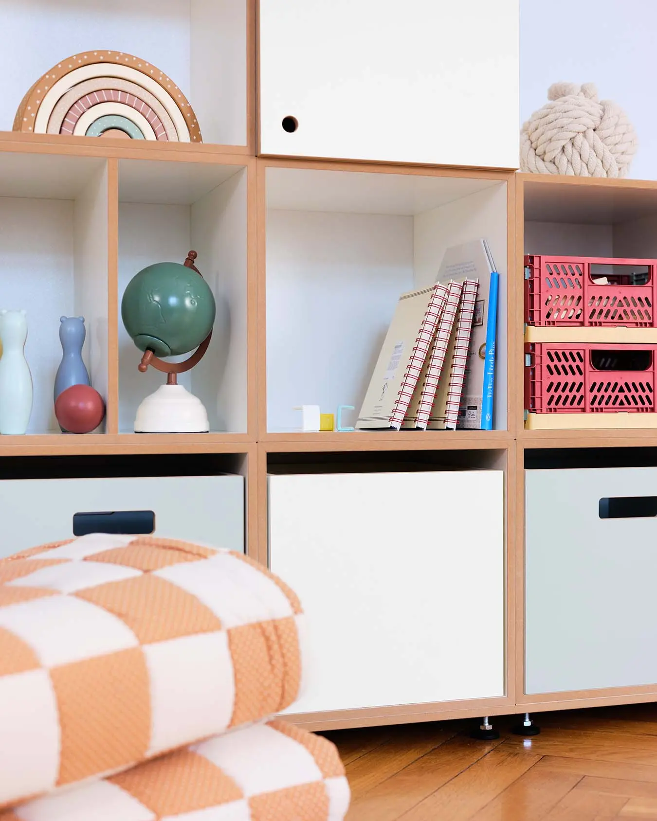 Kinder-Stufenregal Kinderzimmer, Kinderregale, Kinder-Stufenregal, 1:1 Einschüb, Tür, Pistaziengrün, , Retusche, 4x5, 4