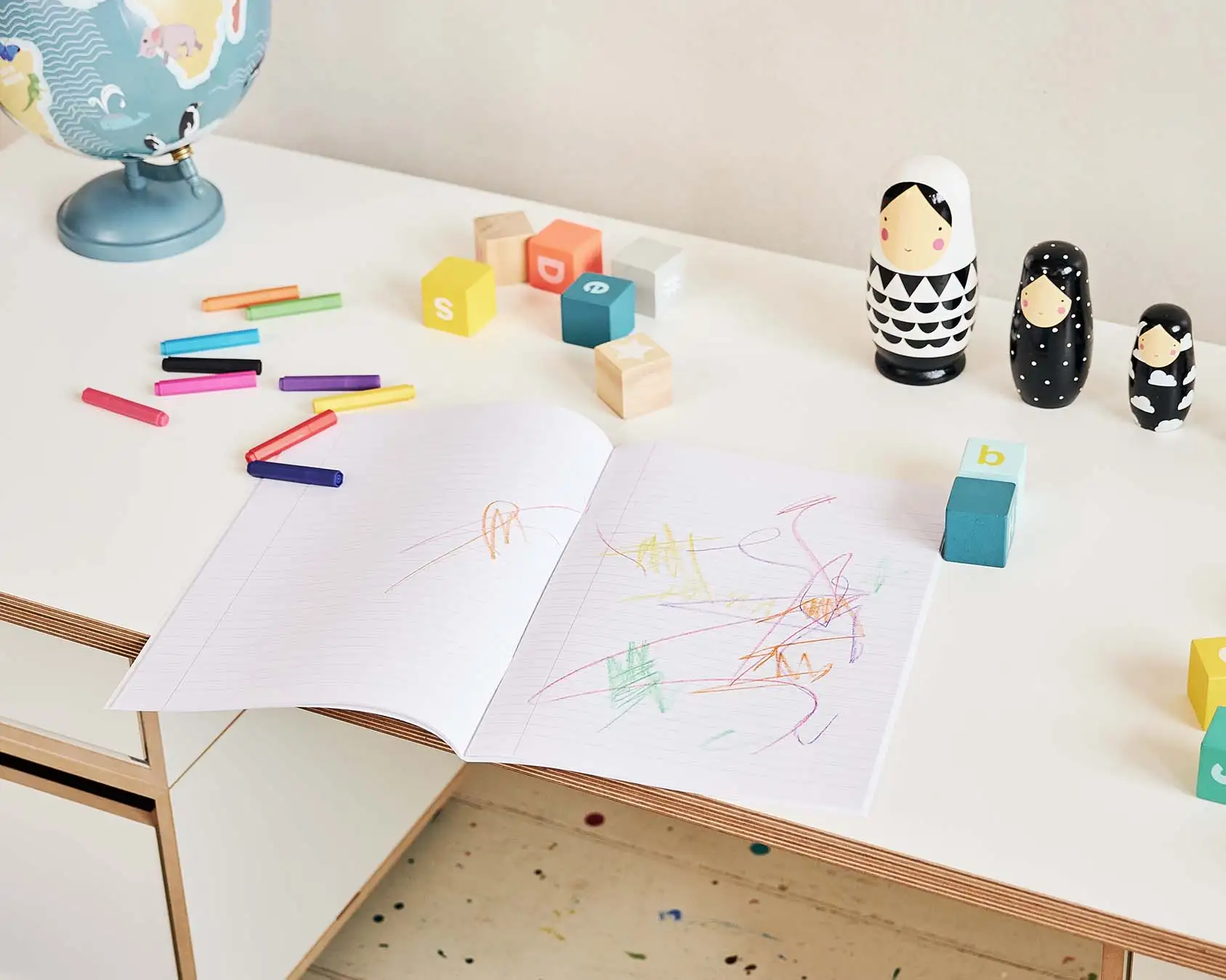 Kinderzimmer, Kinderregale, Kinderschreibtisch S, Detail, Schreibtischplatte, Retusche, 5x4, 4