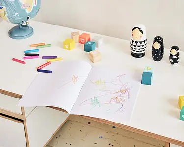 Kinderschreibtisch S Kinderzimmer, Kinderregale, Kinderschreibtisch S, Detail, Schreibtischplatte, Retusche, 5x4, 4