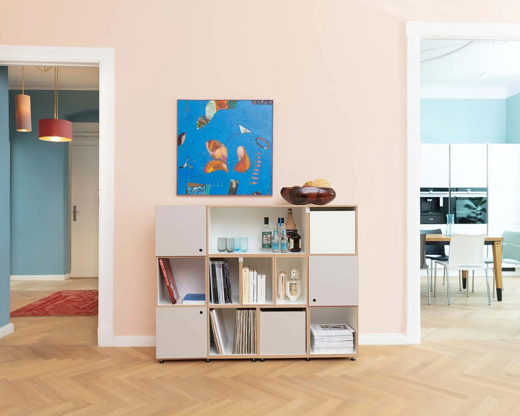 Würfel-Sideboard Berliner Zimmer, Würfelregal mit Kaschmirgrauen Türen