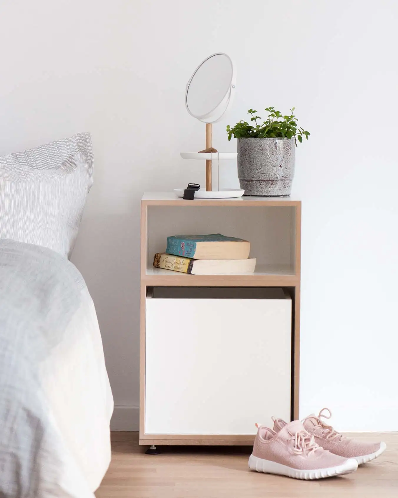 Schlafzimmer, Würfelregal, Nachttisch