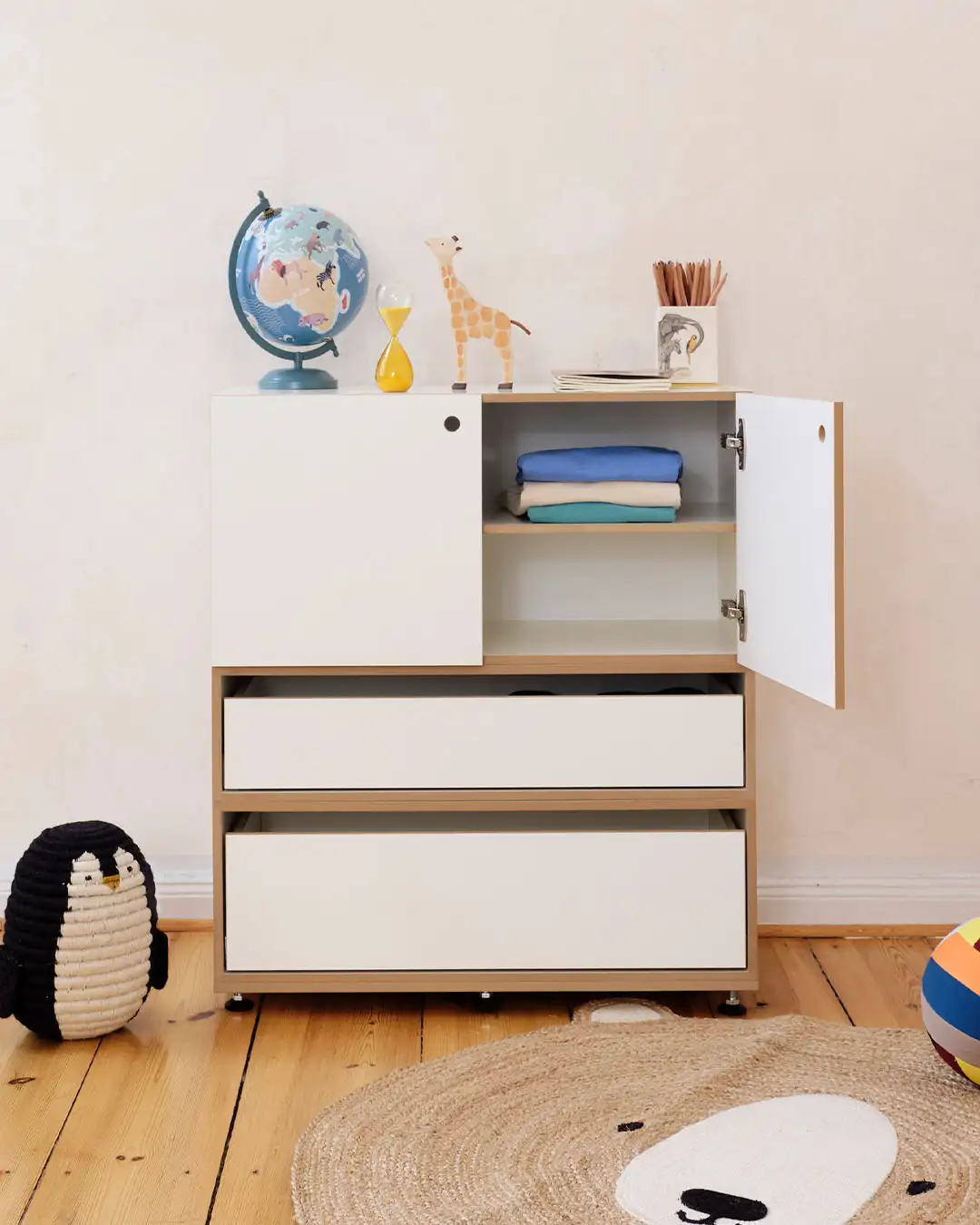 Kinderschrank-offene-tuer