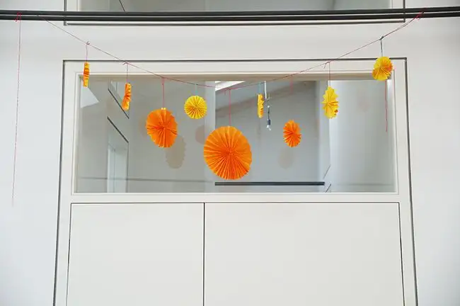 Weißes Bücherregal im Herzen von Berlin