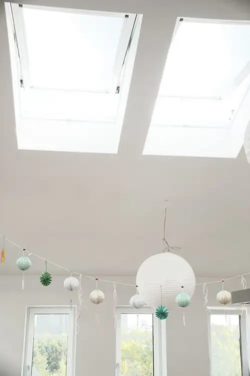 Weißes Bücherregal im Herzen von Berlin