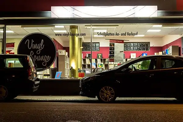 Vinyl Lounge Essen draußen Schallplattenregale in der Vinyl Lounge Essen
