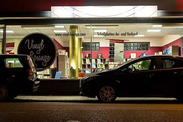 Vinyl Lounge Essen draußen Schallplattenregale in der Vinyl Lounge Essen