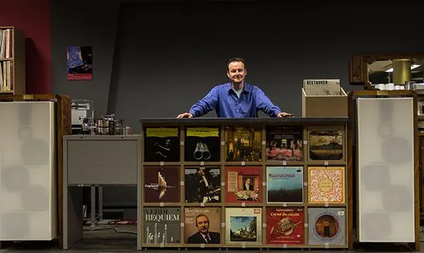 Stephan Wiehe, Vinyl Lounge Essen Schallplattenregale in der Vinyl Lounge Essen