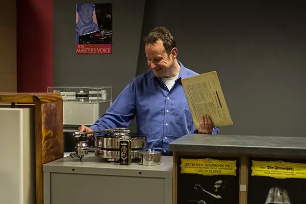 Stephan Wiehe, Vinyl Lounge Essen Schallplattenregale in der Vinyl Lounge Essen