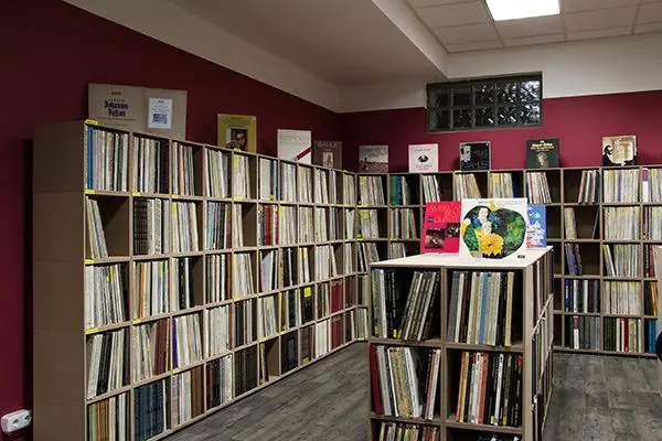 Naturpur Schallplattenregal von stocubo Schallplattenregale in der Vinyl Lounge Essen