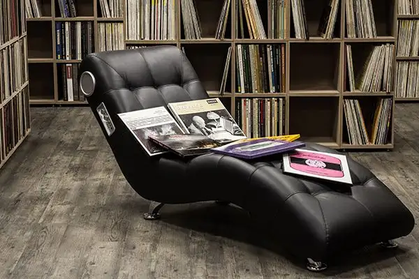 Liegesessel Schallplattenregale in der Vinyl Lounge Essen