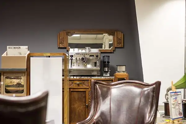 Kaffeemaschine Schallplattenregale in der Vinyl Lounge Essen
