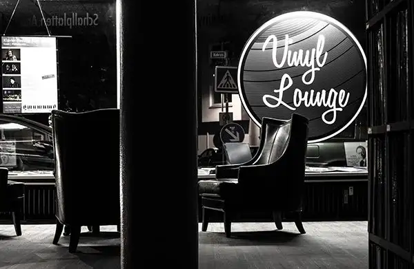 Vinyl Lounge Essen Logo Schallplattenregale in der Vinyl Lounge Essen