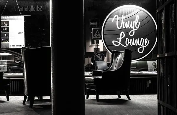Vinyl Lounge Essen Logo Schallplattenregale in der Vinyl Lounge Essen