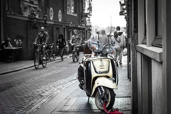 Roller Schallplattenregale in der Vinyl Lounge Essen, fifties Flair Roller