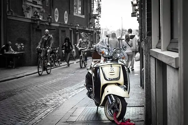 Roller Schallplattenregale in der Vinyl Lounge Essen, fifties Flair Roller