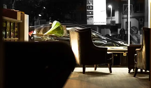 Vinyl Lounge drinnen Schallplattenregale in der Vinyl Lounge Essen