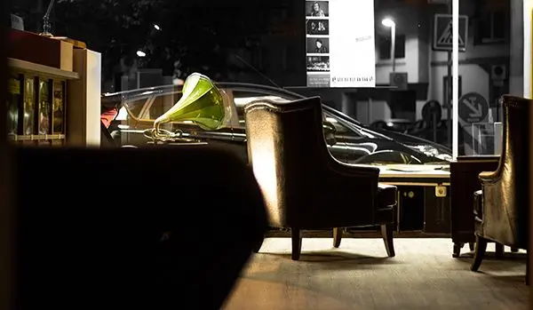 Vinyl Lounge drinnen Schallplattenregale in der Vinyl Lounge Essen