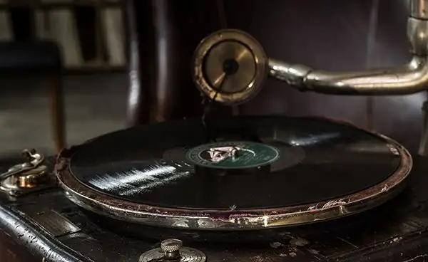 Grammophon Schallplattenregale in der Vinyl Lounge Essen