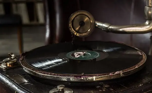 Grammophon Schallplattenregale in der Vinyl Lounge Essen