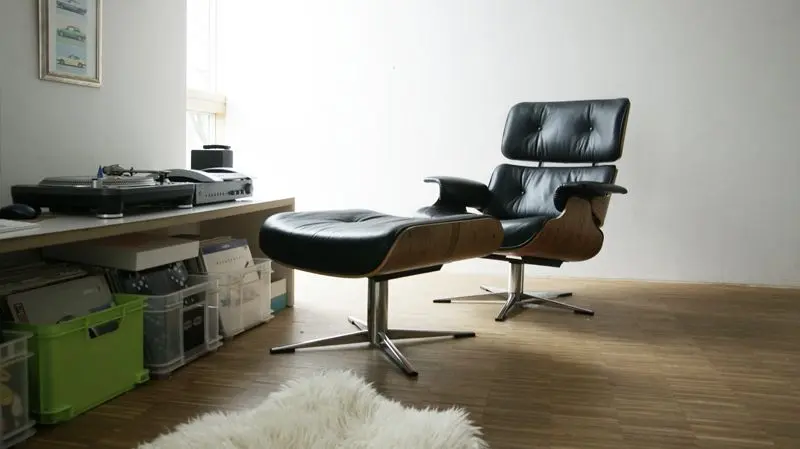 Bücherregal im Arbeitszimmer bei Conny und Philip, Eames Lounge Chair, Vintage-Klassiker, Vitra