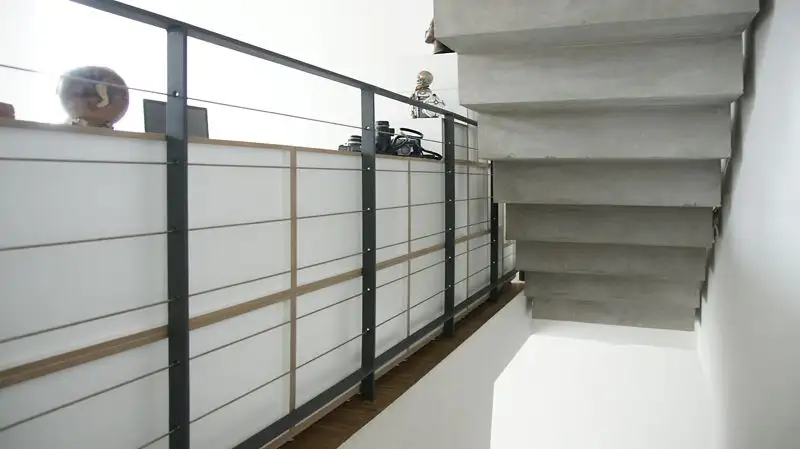 Betontreppe Bücherregal im Arbeitszimmer bei Conny und Philip, Betontreppe