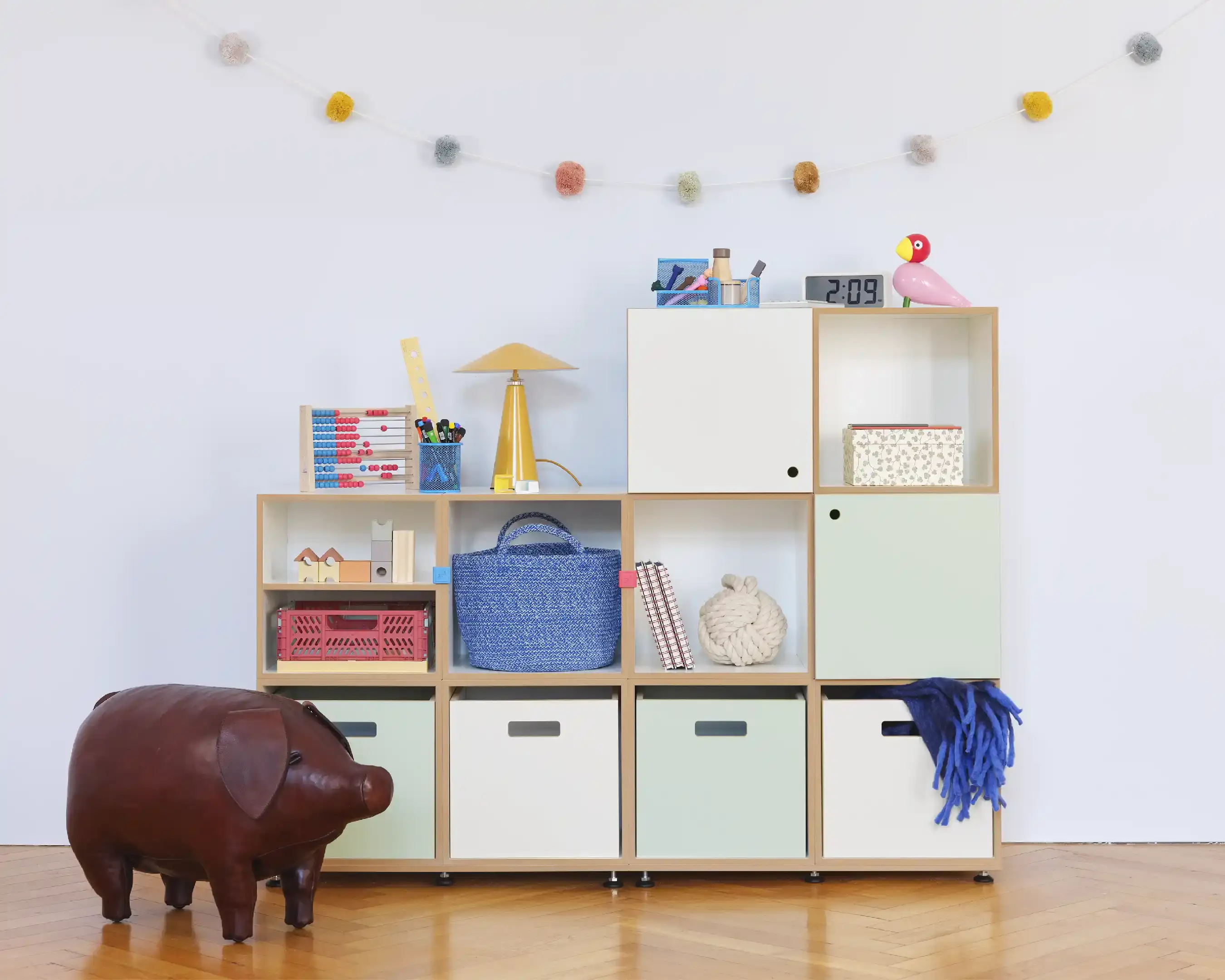 Buntes Kinderregal