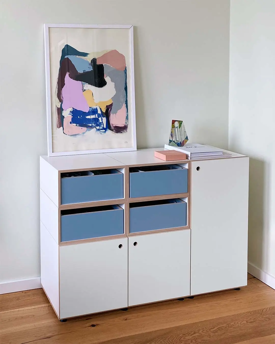 Schlafzimmer-Kommode bunt Koop, Kristina Ahoi, Schlafzimmerregale, 1:2 Modul, Einschub, 2:1 Modul, mit Tür Hochkant, Denimblau, Weiß, Retusche, 4x5, 4