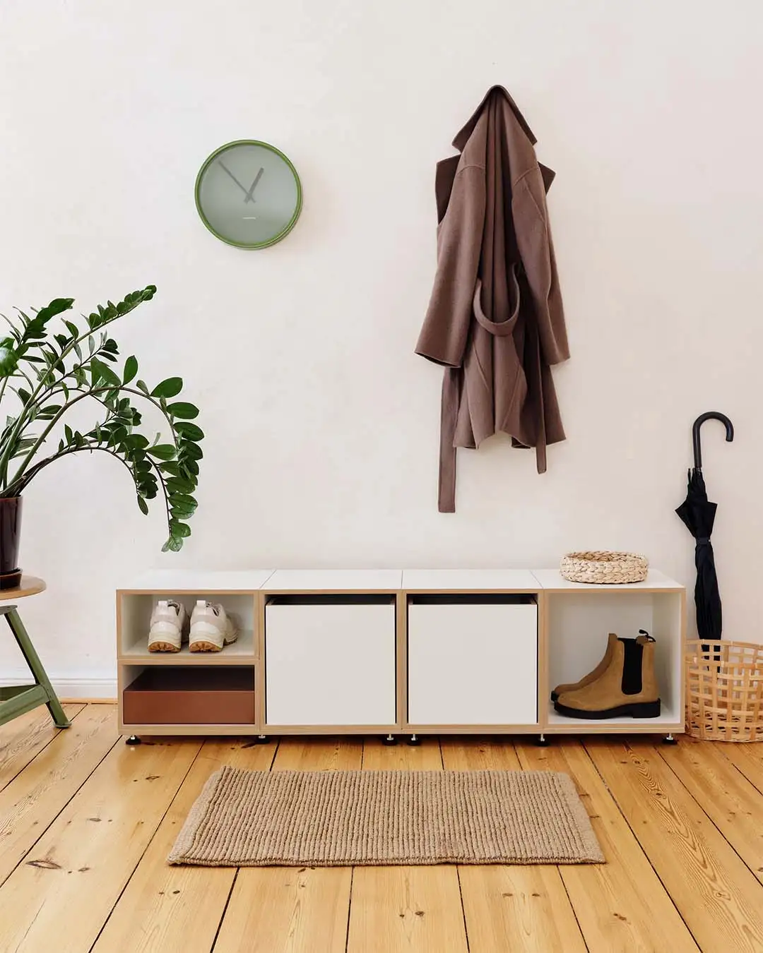 Flur, Bank, Flurregal zum Sitzen, 1:2 Modul, 1:1 Einschub, Retusche, 4x5, 4