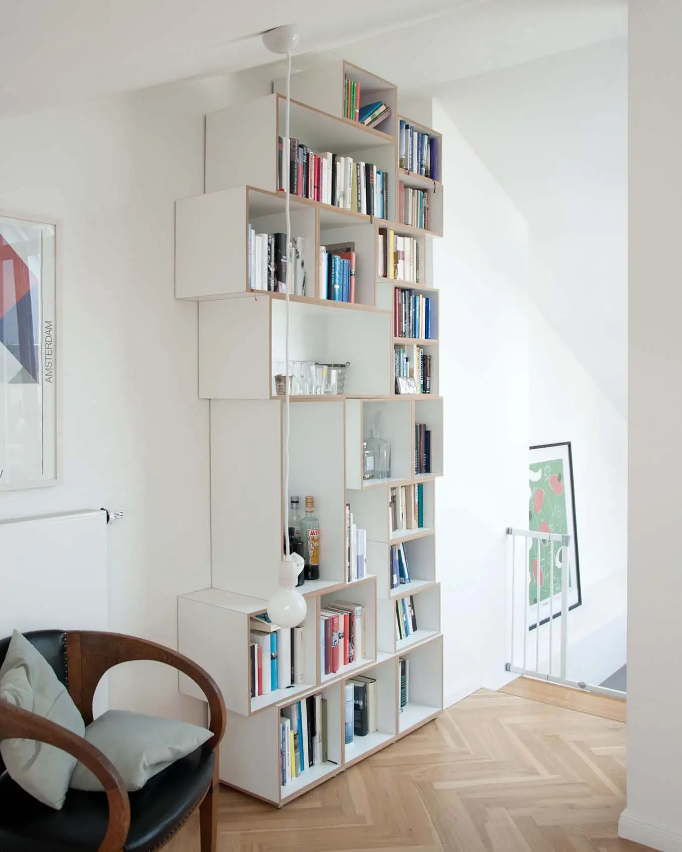 Dachschräge, Bücherregal