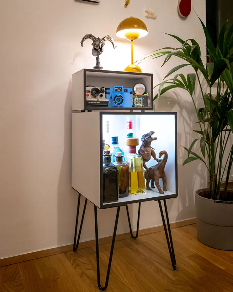 Kleine Vitrine Kundenbilder, Würfelregale, LED, halbe Tiefe