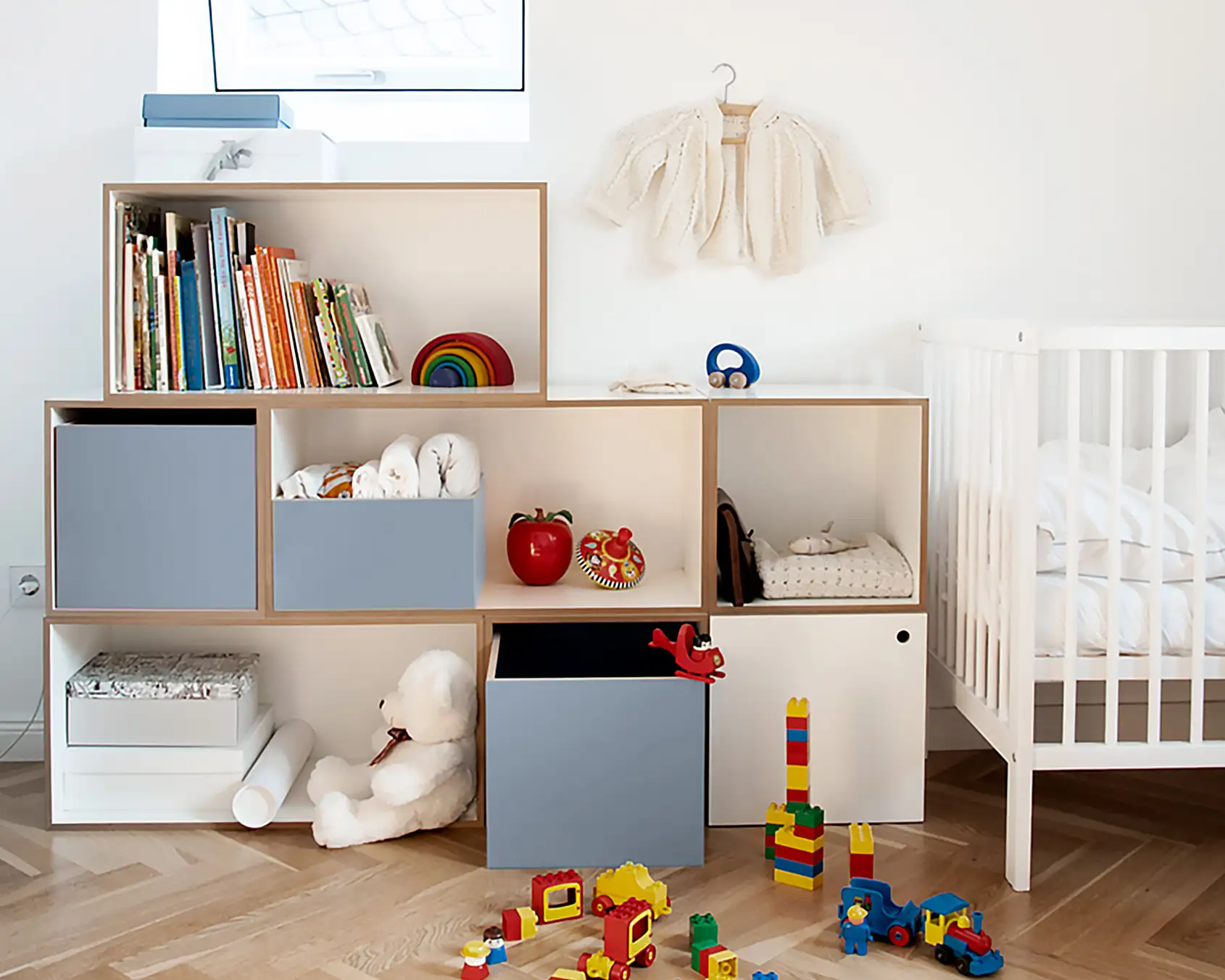 Kinderregal mit Einschüben in Denimblau Kundenbilder, Kinderregale, Dachschrängen, Einschub, Fenster, Spielzeuge, Duplo, Lego, denimblau