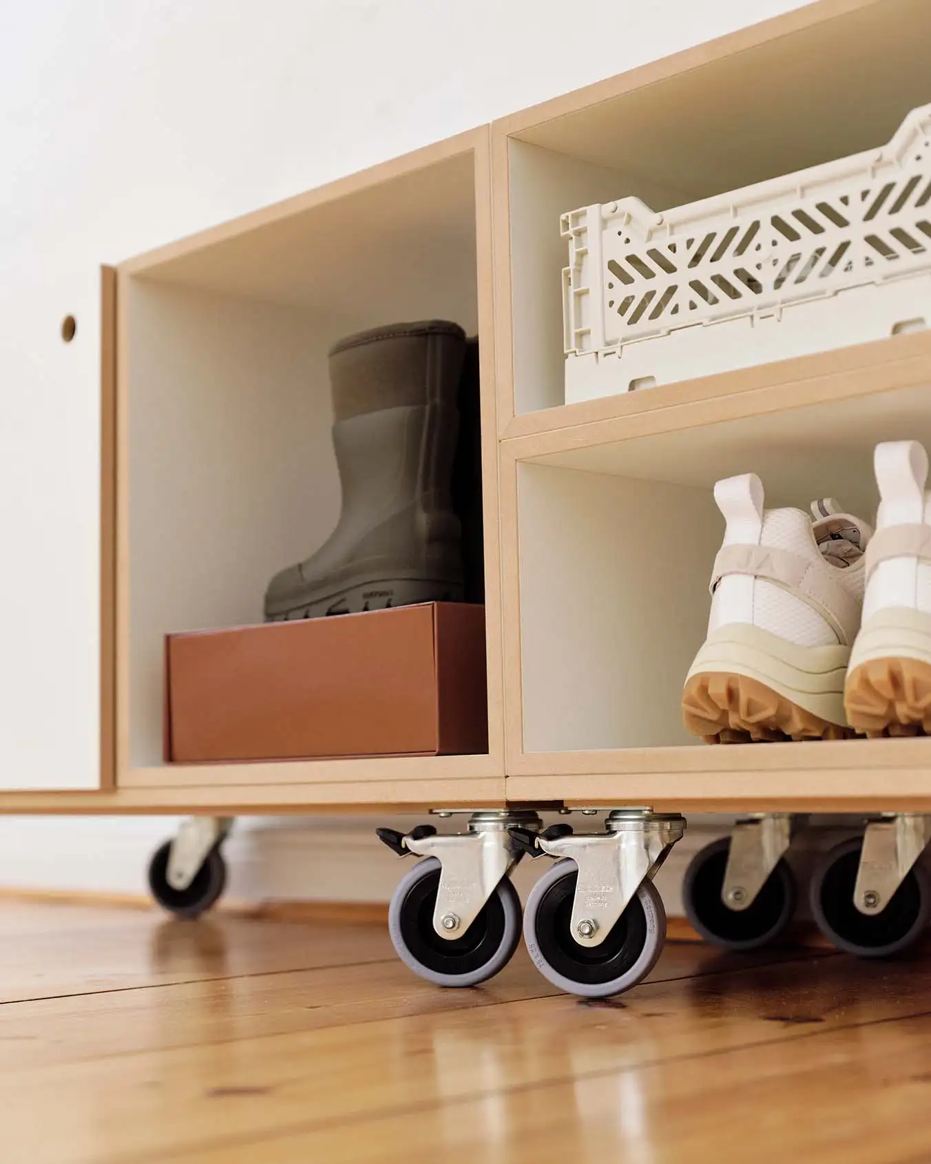 stocubo Bank auf Rollen Flur, stocubo Bank auf Rollen, Detail, Schuhe