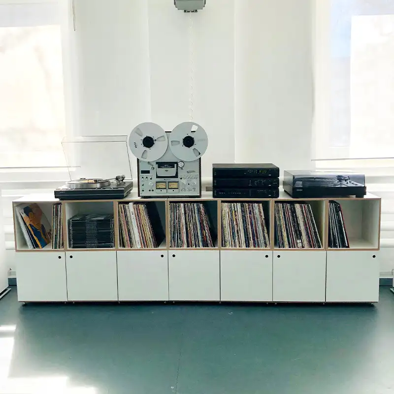 Kundenbilder, Schallplattenregale, Tür