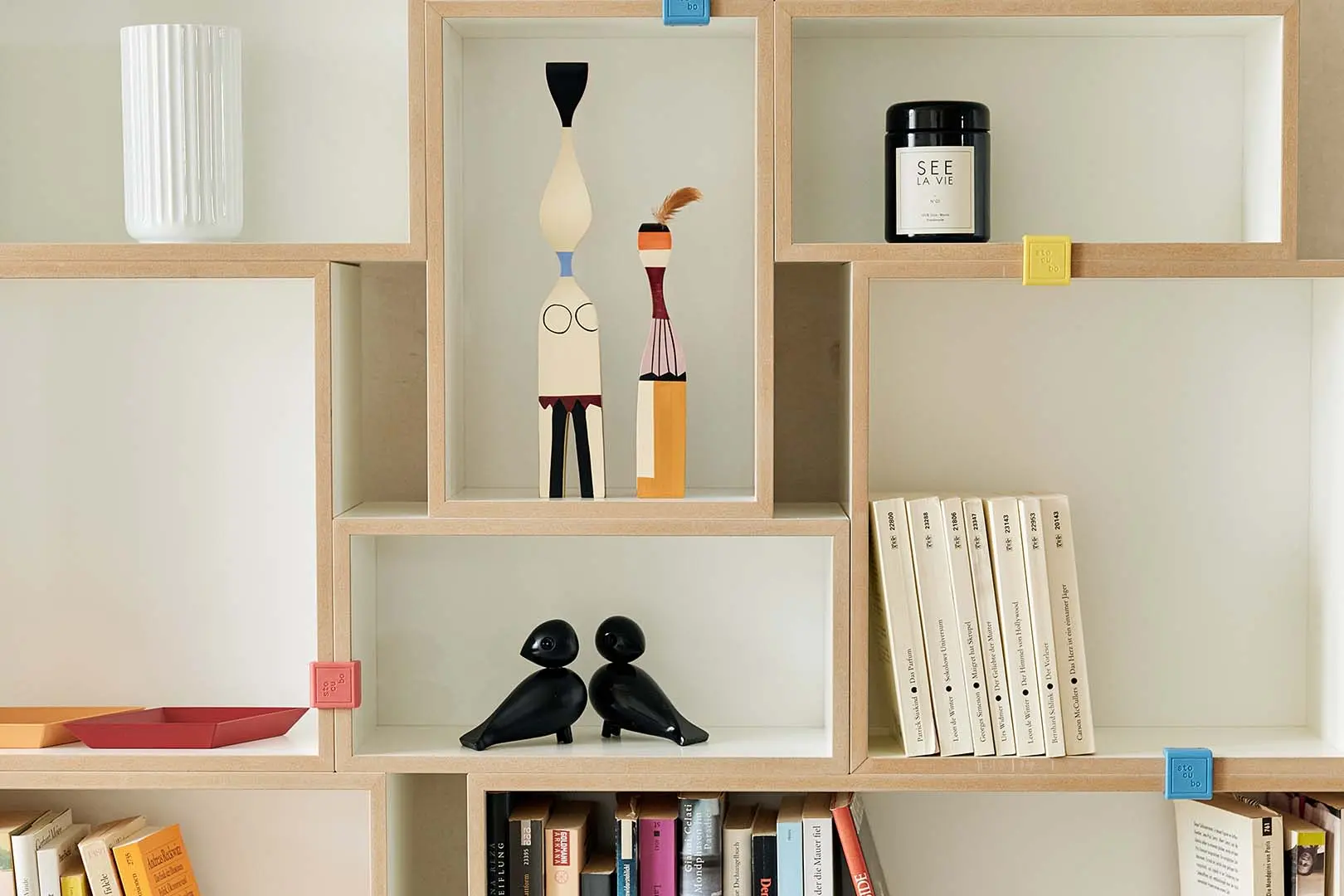 Bücherregale, Wohnzimmerregale, halbe Tiefe, Regal für Taschenbücher, pimp your cubes, bunte Kunststoffklammer