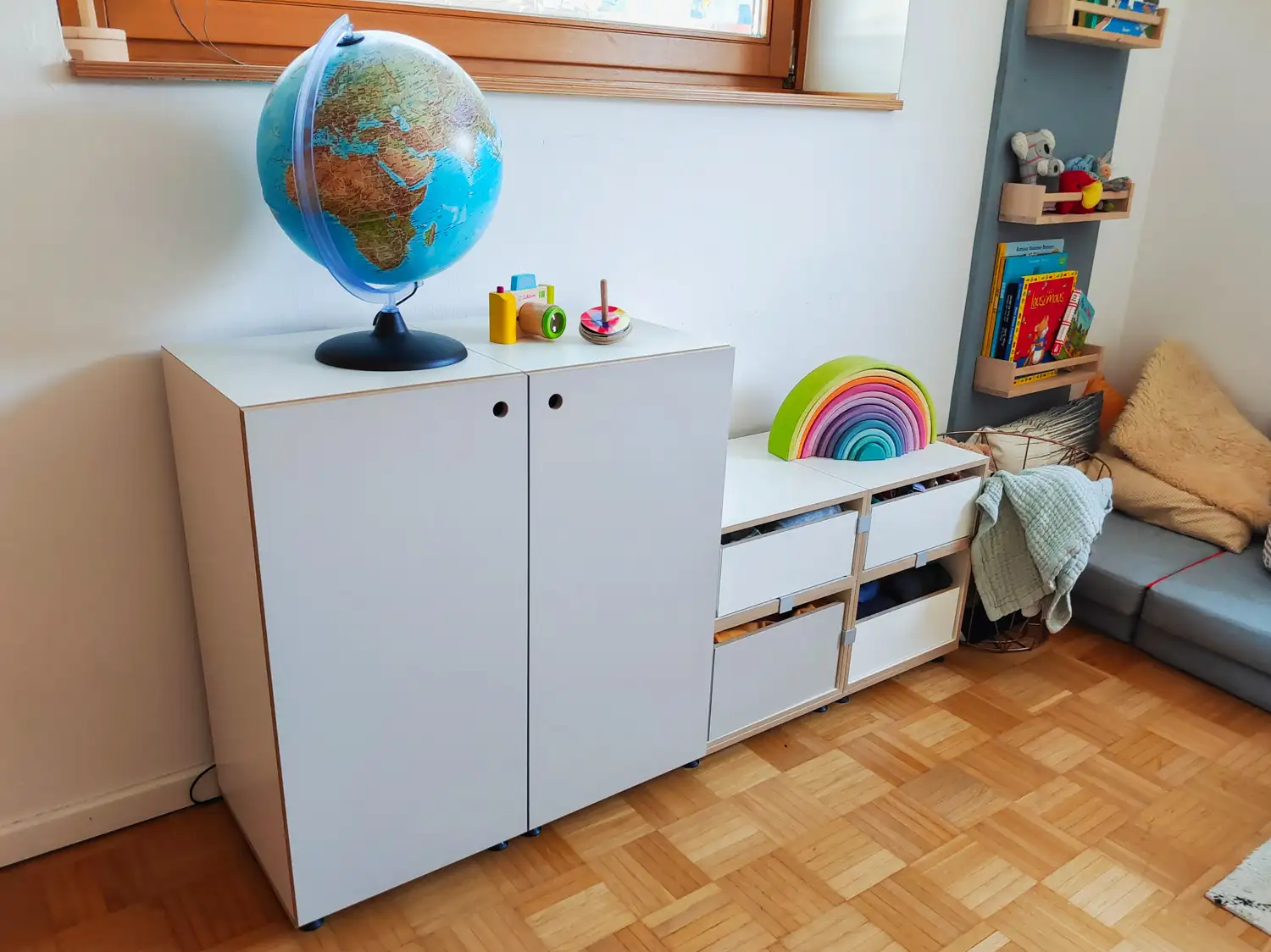 Kundenbilder, Kinderzimmer, Kinderregale, 2:1 Modul hochkant mit Tür