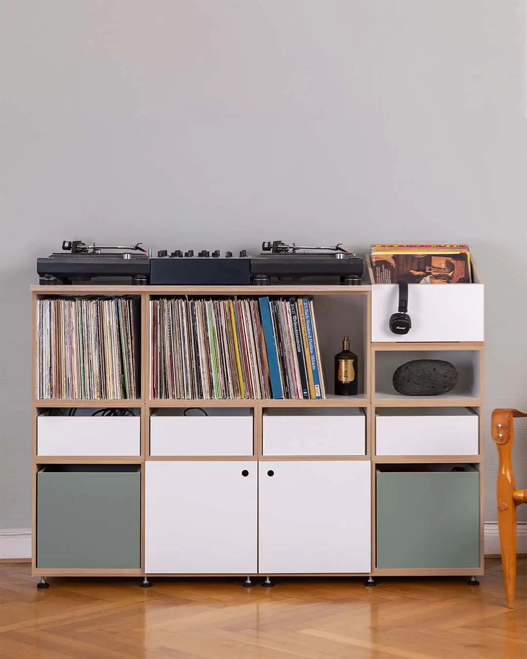 LP-Highboard in Weiß Schallplattenregale, Sideboards, LP, Einschub, Abdeckplatte, LP-Box, Sockel, Eukalyptusgrün, 4x5, 4