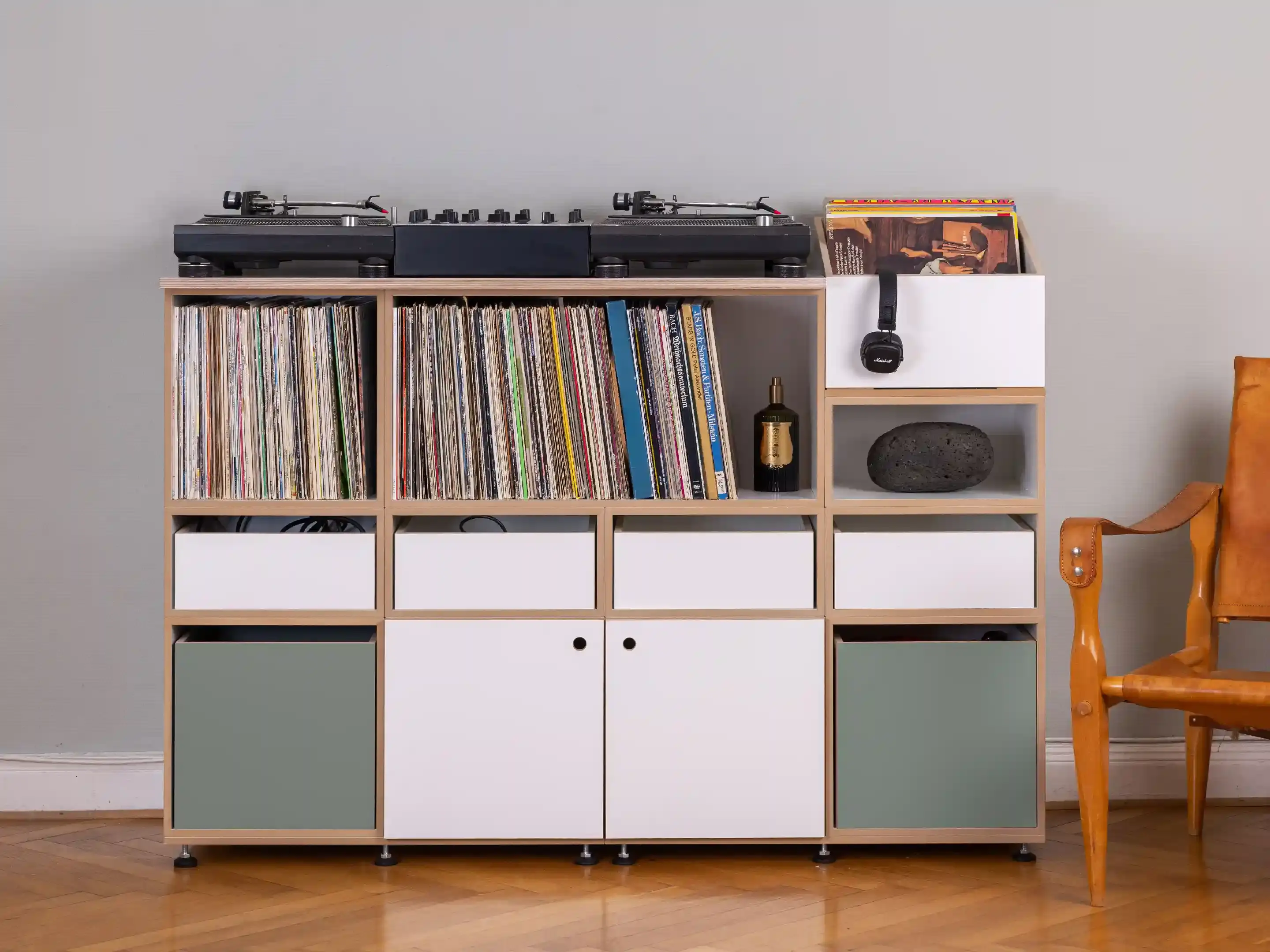 LP-Highboard in Weiß Schallplattenregale, Sideboards, LP, Einschub, Abdeckplatte, LP-Box, Sockel, Eukalyptusgrün, 4x3, 20