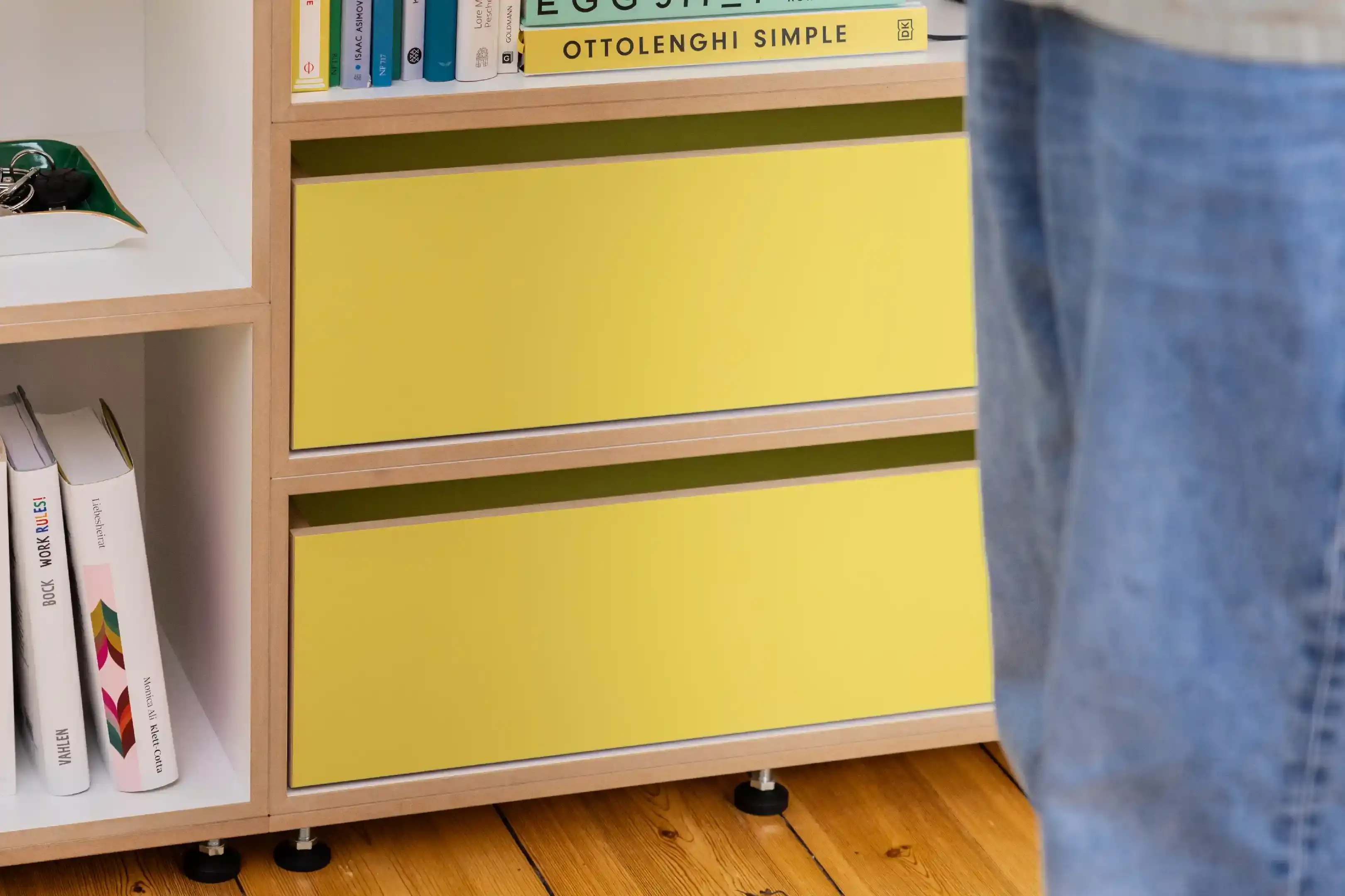 Sideboards, Kommode, Sideboard mit gelben Türen, Bücher, Zitrusgelb, Ottolenghi, Leon, Lily Allen, 3x2, 30