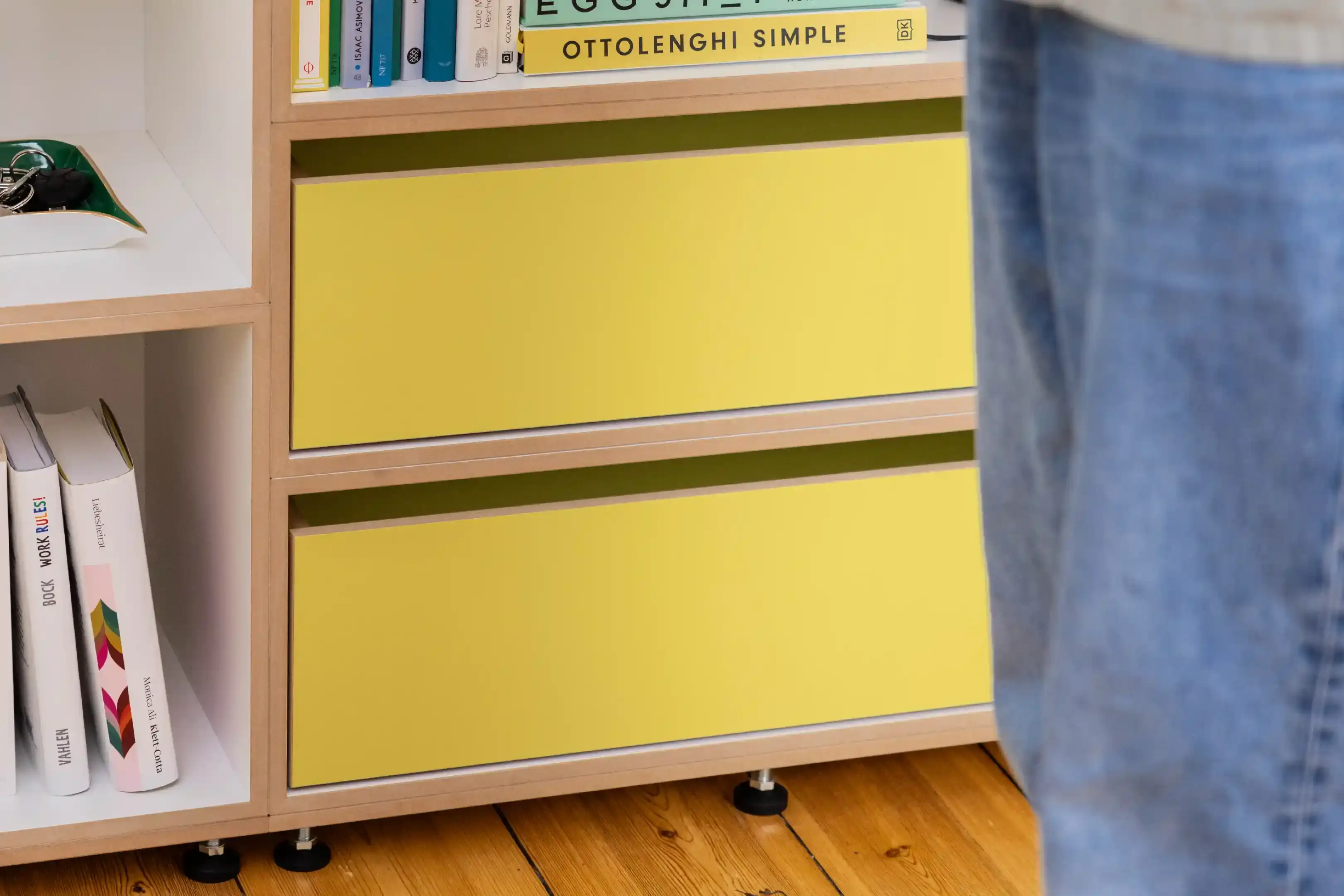 Sideboards, Kommode, Sideboard mit gelben Türen, Bücher, Zitrusgelb, Ottolenghi, Leon, Lily Allen, 3x2, 30