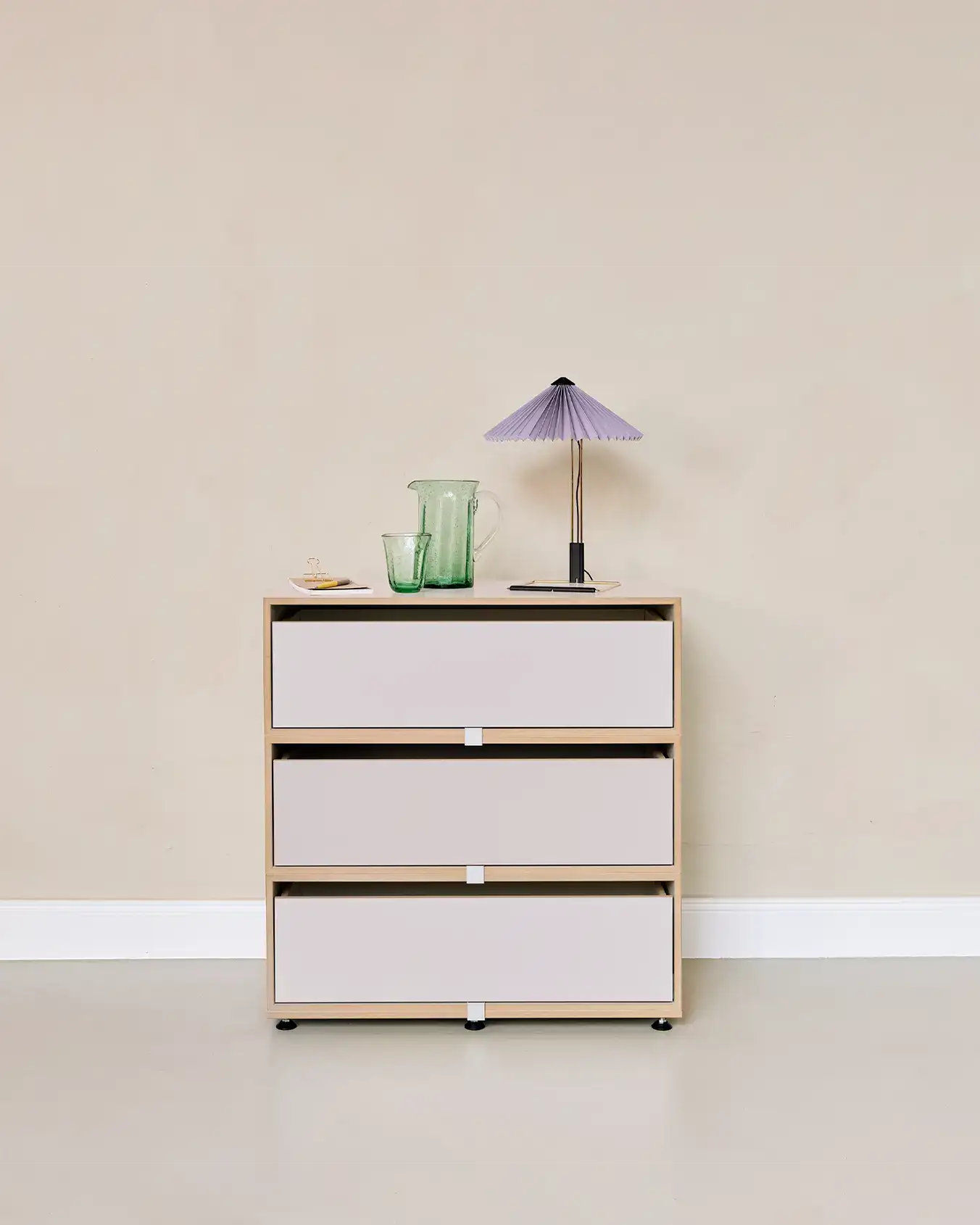 Kleine Kommode in Kaschmirgrau Kommoden, Schlafzimmerzimmer, Flur, Kommode, Kaschmirgrau, 2:3 Modul, Doppelte Breite, Schublade, Hay Matin Lampe, 4x5, 70