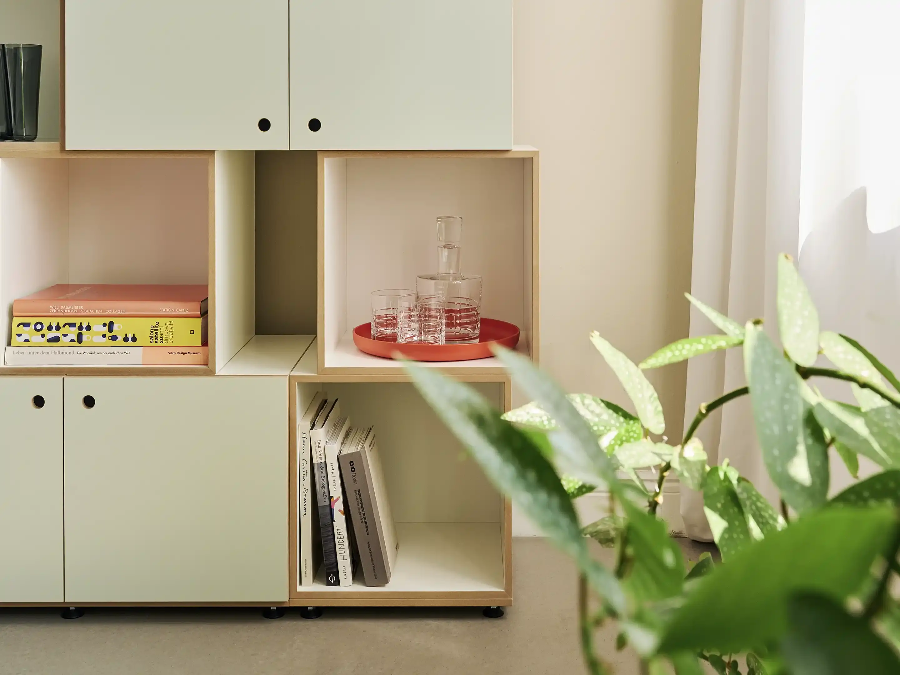 Bücherregal mit grünen Türen Bücherregale, Wohnzimmerregale, Würfelregale, Pistaziengrün, Tür, 2:3 Einschub, 4x3, 40