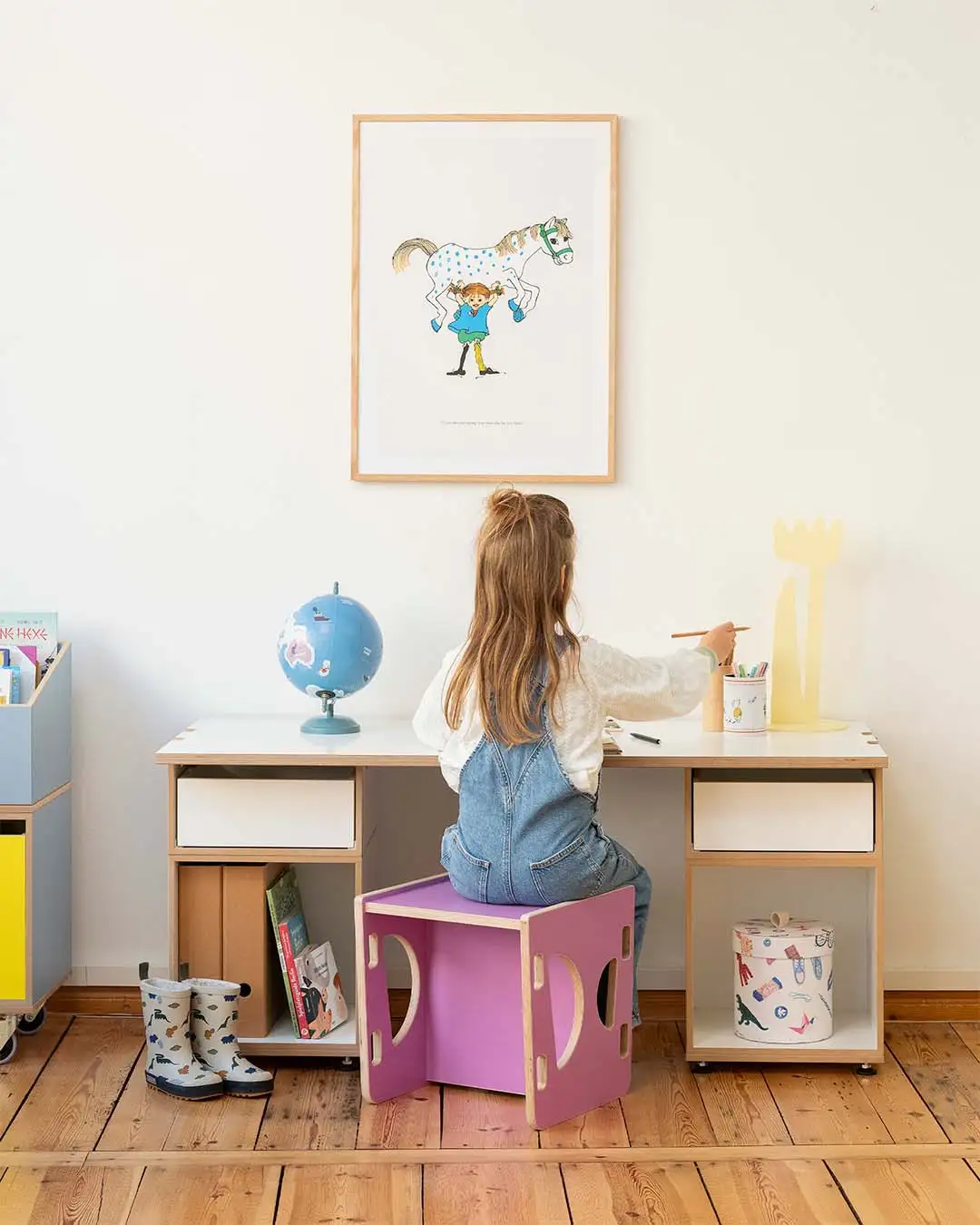 Kinderschreibtisch M mit einem Wendehocker Kinderzimmer, Mitwachsende Möbel, Interaktive Möbel, Kinderschreibtisch M, 3-in-1-Wendehocker, Flieder, Weiß, Mädchen