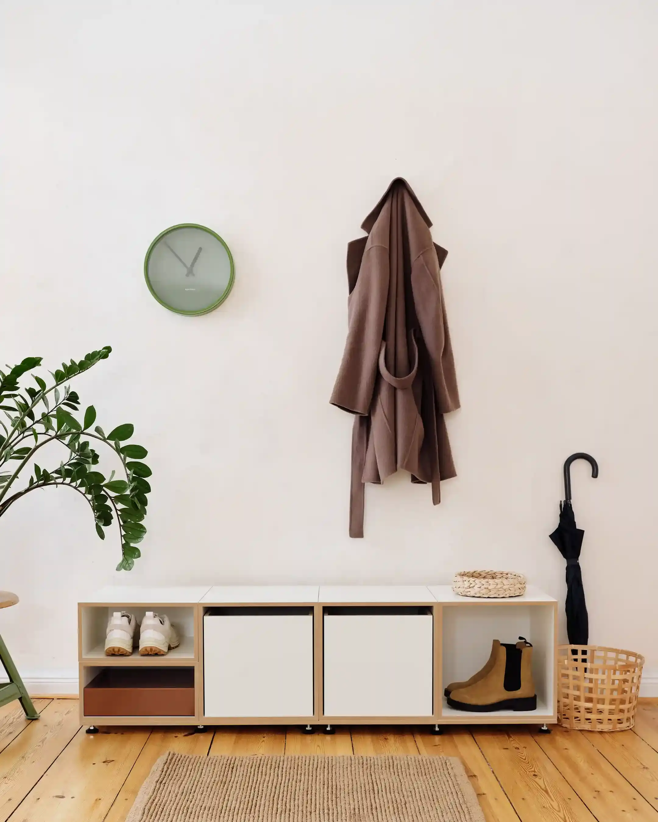 Flur, Bank, Flurregal zum Sitzen, 1:2 Modul, 1:1 Einschub, Retusche, 4x5, 20