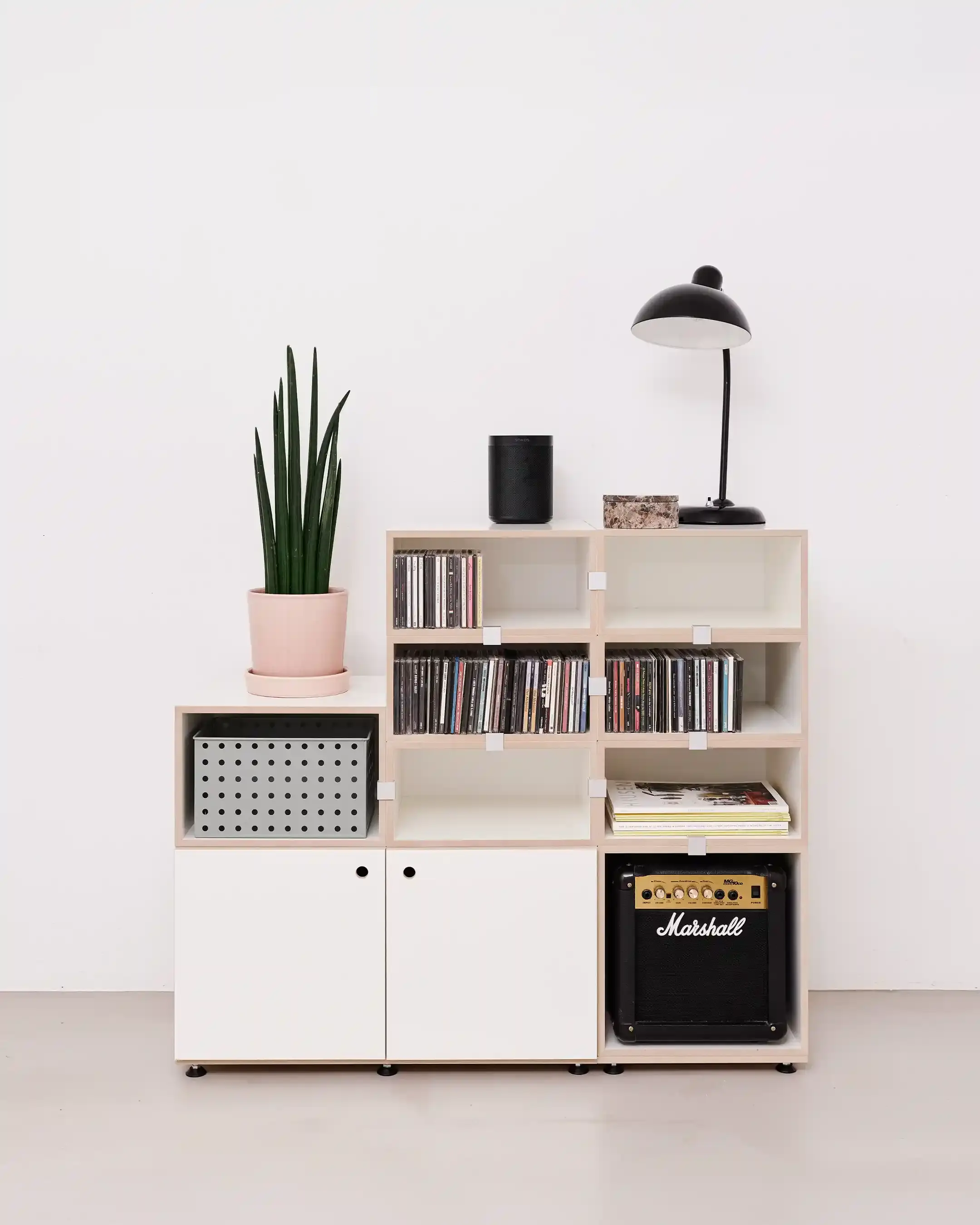 stocubo CD-Regal, 2:3 Modul, Tür, Weiß, CD, Lampe, Marshall Lautsprecher, Pflanze, 4x5, 30