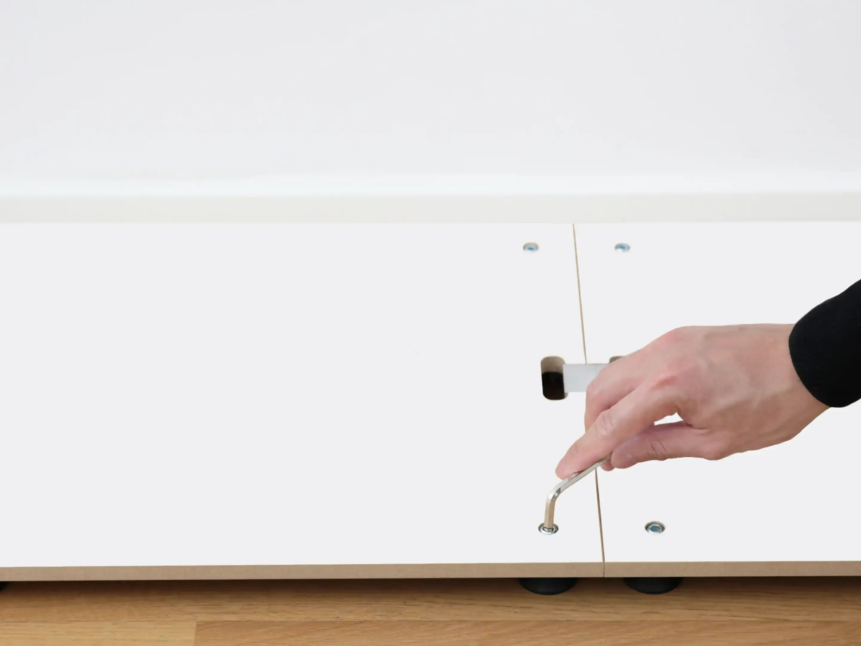 Grundplatte justieren Anleitungen, Aufbauen, Schritt 1, Hand, Inbusschlüssel, Wasserwage, Grundplatteklammer, verbinden, ausrichten, weiß, schwarz, 4x3, 50