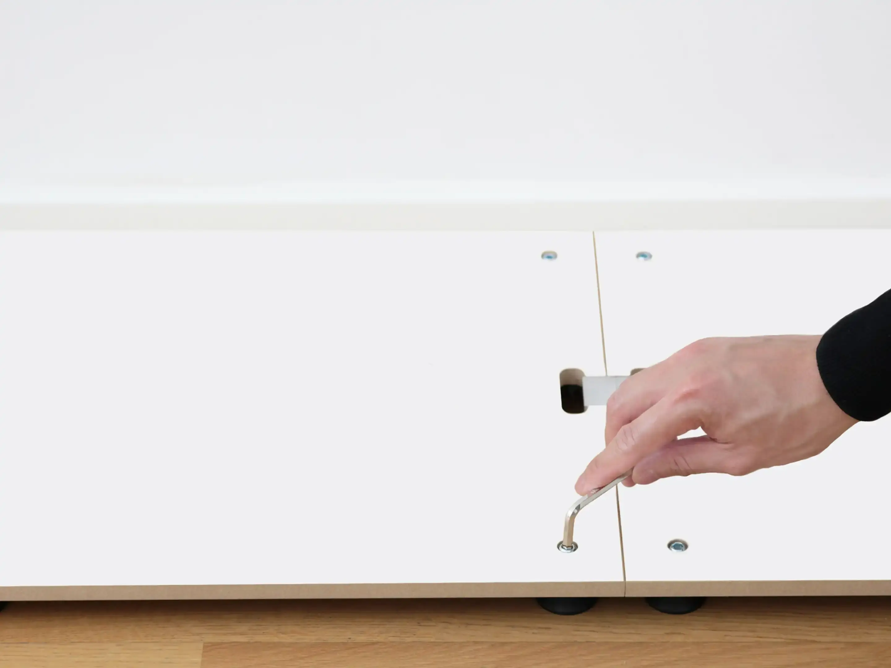 Anleitungen, Aufbauen, Schritt 1, Hand, Inbusschlüssel, Wasserwage, Grundplatteklammer, verbinden, ausrichten, weiß, schwarz, 4x3, 50