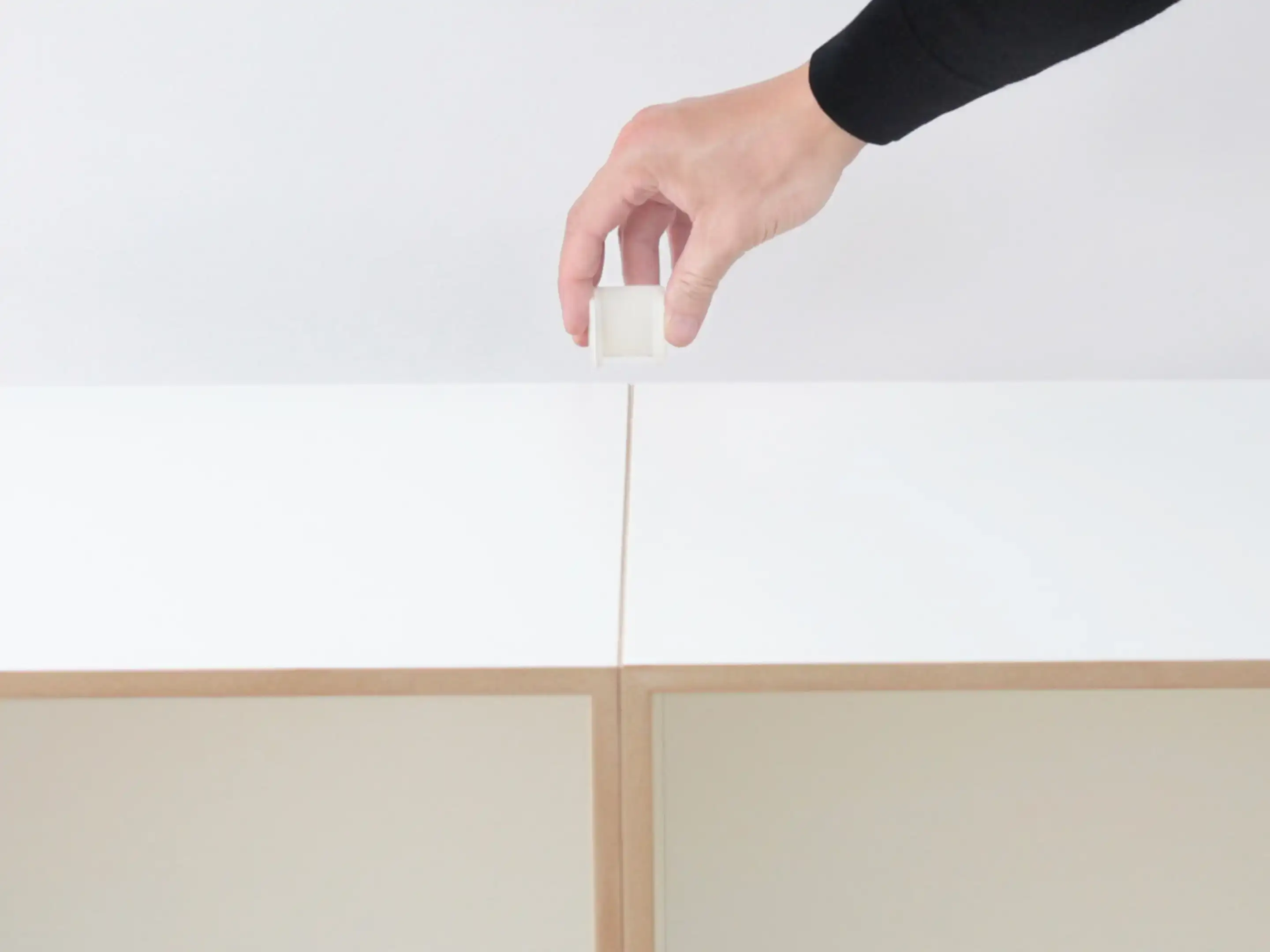 Cubes aufbauen Anleitungen, Aufbauen, Schritt 3, befestigen, verklammern, anbringen, Hand, Kunstoffklammer, Reihe, schwarz, weiß, 4x3, 50